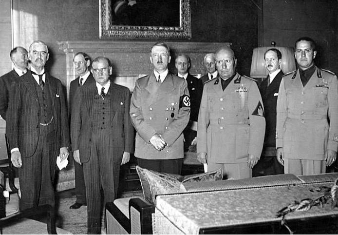 De gauche à droite : Neville Chamberlain, Édouard Daladier, Adolf Hitler, Benito Mussolini et son gendre le comte Galeazzo Ciano, lors de la conférence de Munich le 29 septembre 1938. ©Wikicommons