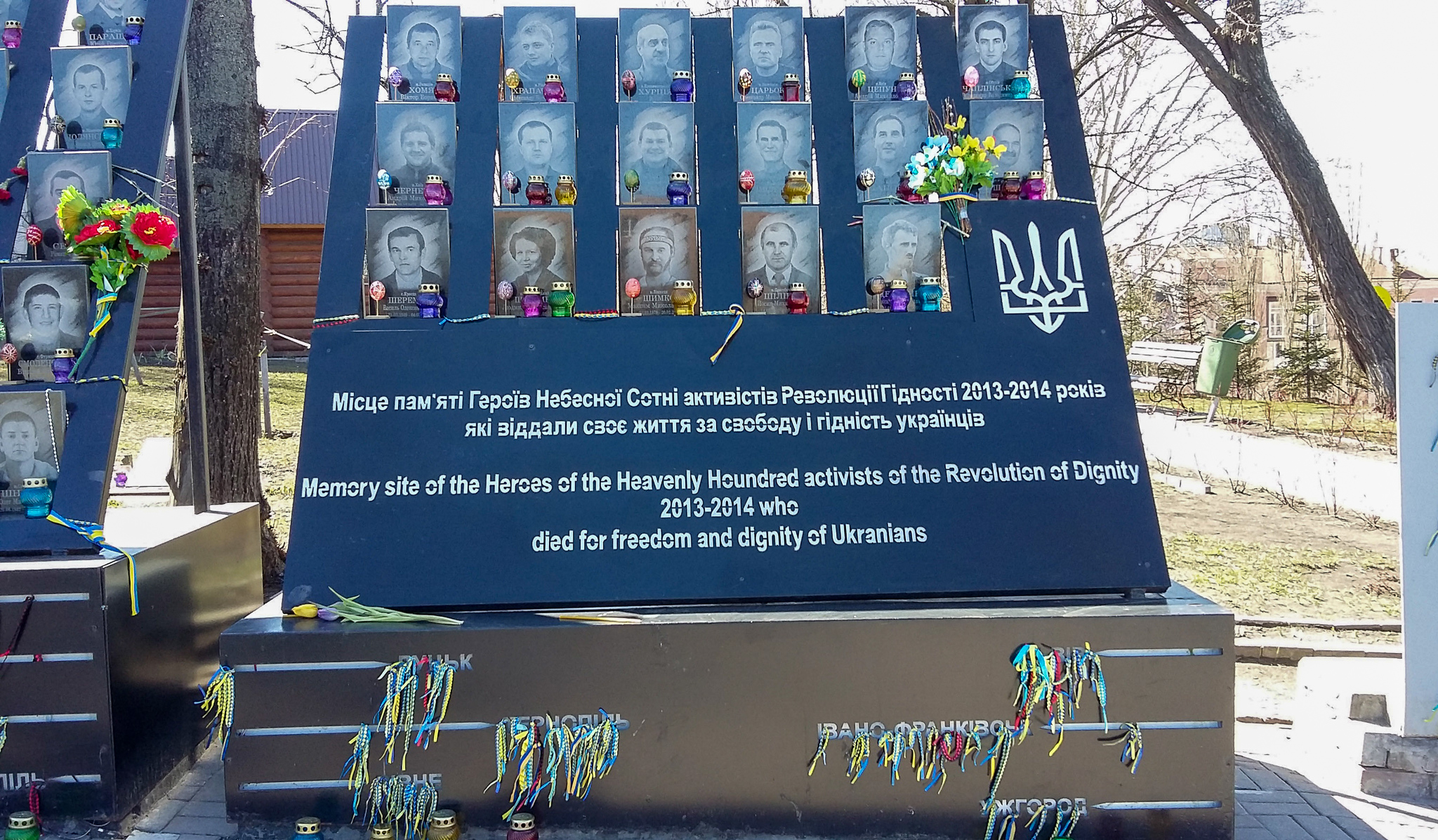 Quelques portraits des cents célestes, sur l'allée du même nom à Kiev.