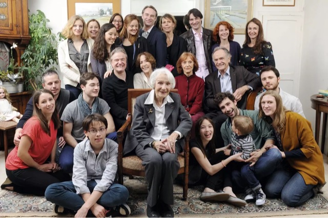 Gisèle, la doyenne de la dynastie Casadesus, entourée de ses quatre enfants : Dominique Probst, le compositeur, Martine Pascal, la comédienne, Béatrice Casadesus, la peintre, Jean-Claude Casadesus, le chef d’orchestre. Autour d'elle ses petits enfants, ses arrière-petits-enfants et son arrière-arrière petit fils. ©Virginie Clavières