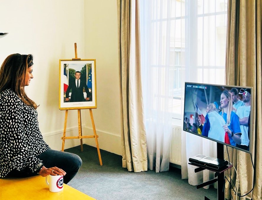 Prisca Thévenot devant le match de l’équipe de France de football féminine, le portrait d’Emmanuel Macron et sa tasse SNU, le 12 août 2023.