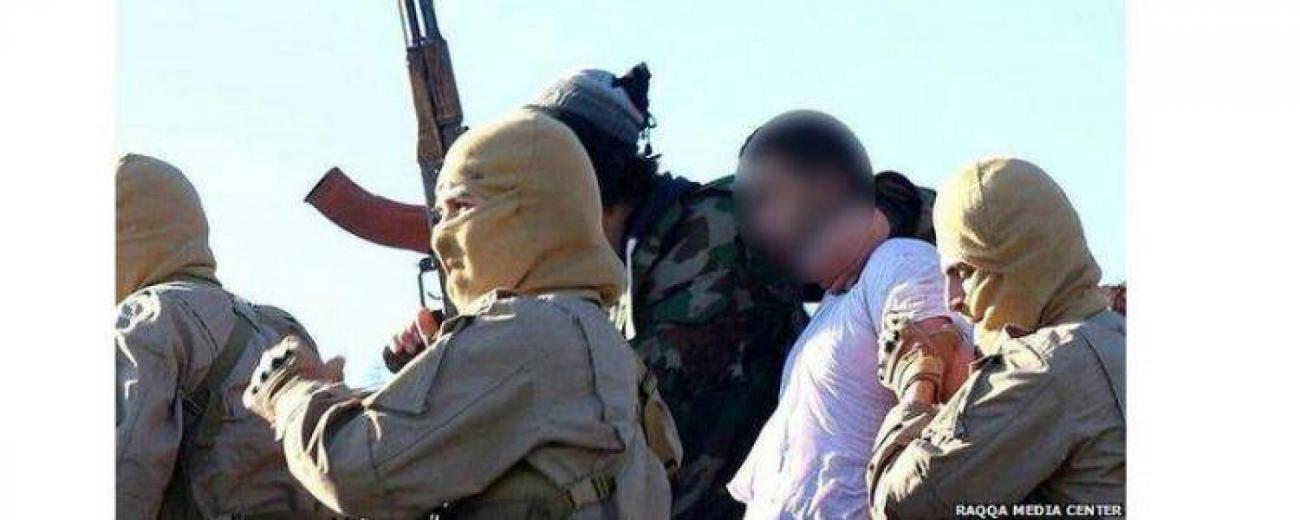 avion-pilote-abattu-daech-francesoir_field_image_de_base.jpg Le pilote jordanien aux mains de combattants de l'Etat islamique.