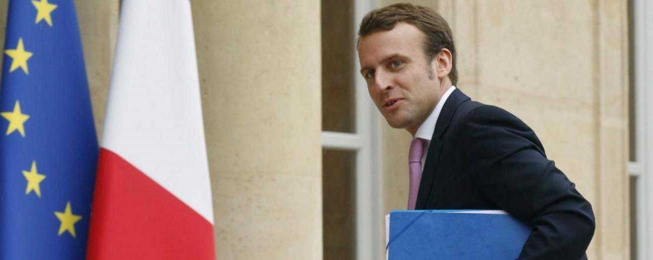 emmanuel-macron-francesoir_field_image_de_base.jpg Emmanuel Macron de trois quart, un dossier à la main devant l'Elysée