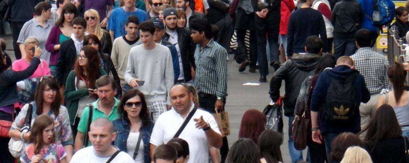 foule-illustration-francesoir_field_image_de_base.jpg Une foule de personnes déambule dans la rue.