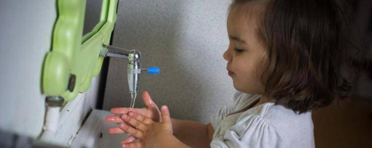 gastro-laver-mains-francesoir_field_image_de_base.jpg Enfant se lavant les mains.
