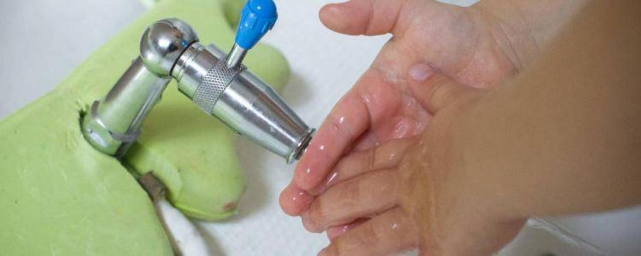 mains-lavabo-grippe-francesoir_field_image_de_base.jpg Un enfant se lave les mains.