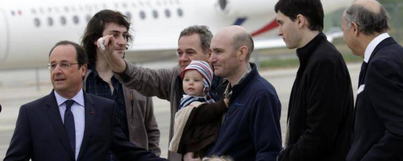 otages-journalistes-syrie-liberes-francois-hollande_field_image_de_base.jpg Les quatre journalistes français ex-otages en Syrie avec François Hollande à leur arrivée en France.