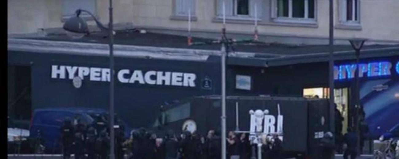 assaut-vincennes-hypermarche-francesoir_field_image_de_base.jpg Les forces de police et le GIGN évacuent les otages d'une supérette cachère vendredi 9, juste après l'assaut.