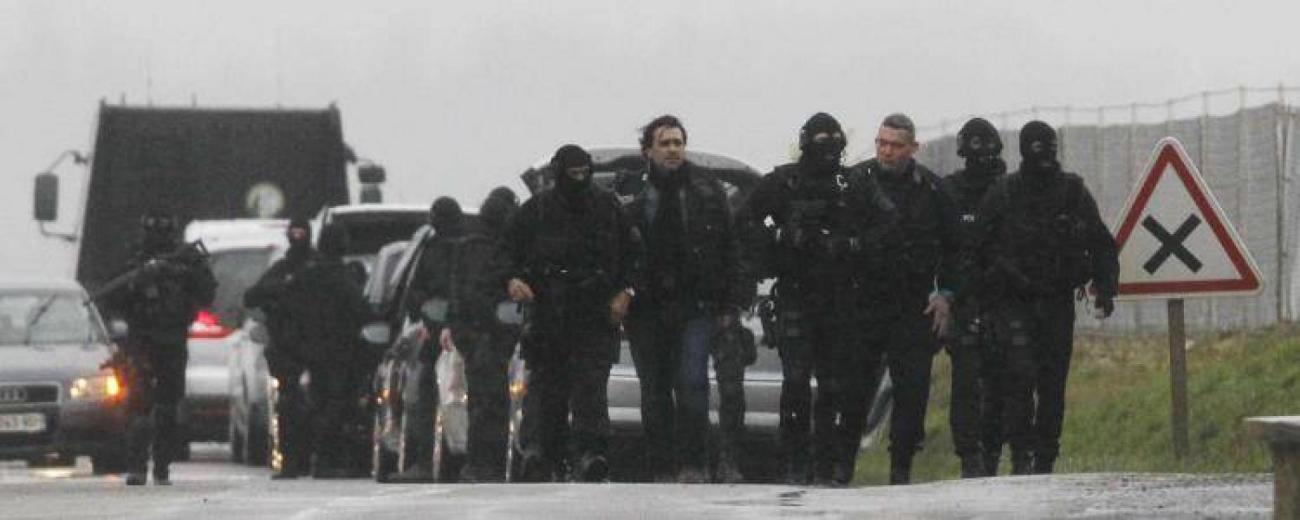 charlie-hebdo-police-prise-dotages-francesoir_field_image_de_base.jpg Des troupes d'assaut à proximité de la prise d'otage de Dammartin-en-Goële.