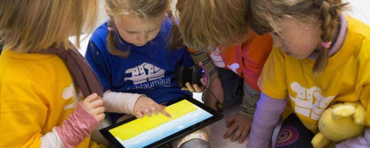 enfants-tablettes-jeux-francesoir_field_image_de_base.jpg Des enfants jouent avec une tablette.
