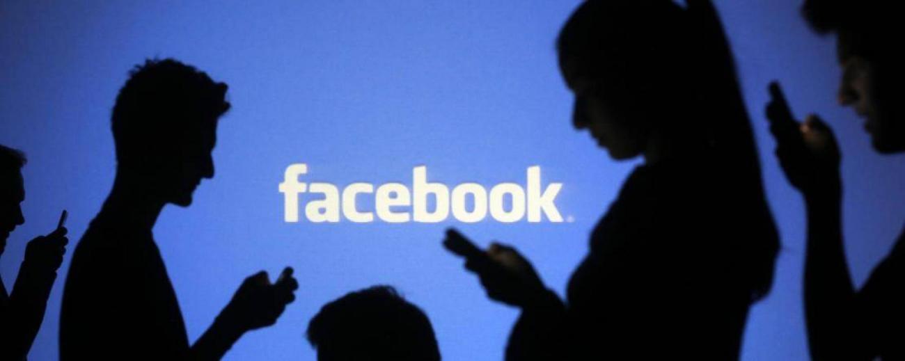 facebook-internet-reseaux-sociaux-francesoir_3_field_image_de_base.jpg Des internautes devant le logo de Facebook.