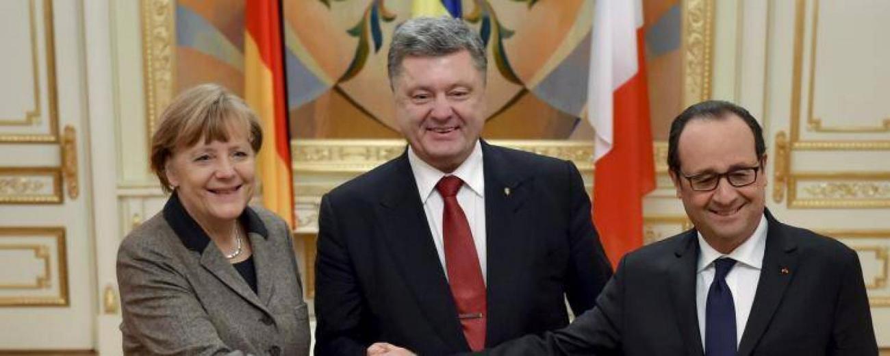 kiev-rencontre-francesoir_field_image_de_base.jpg Les présidents François Hollande et Petro Porochenko en compagnie de la chancelière allemande, Angela Merkel.