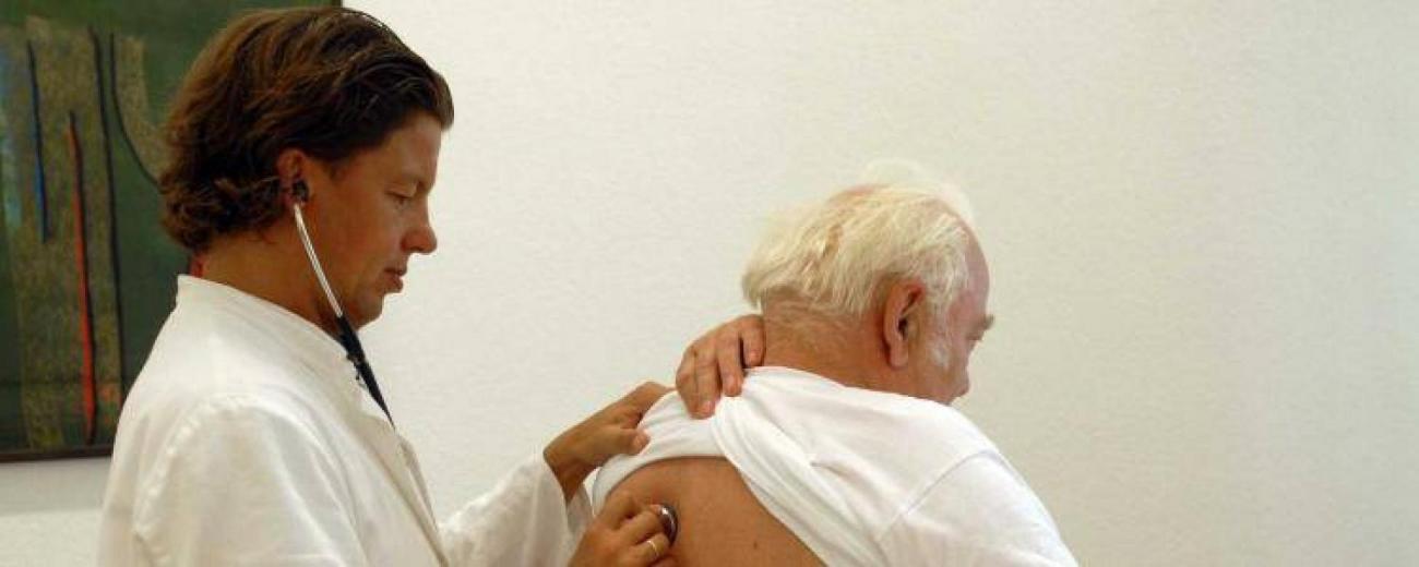 medecin-consultation-patient-francesoir_field_image_de_base.jpg La fin d'année marque un regain des virus saisonniers comme la grippe et la gastro-entérite.