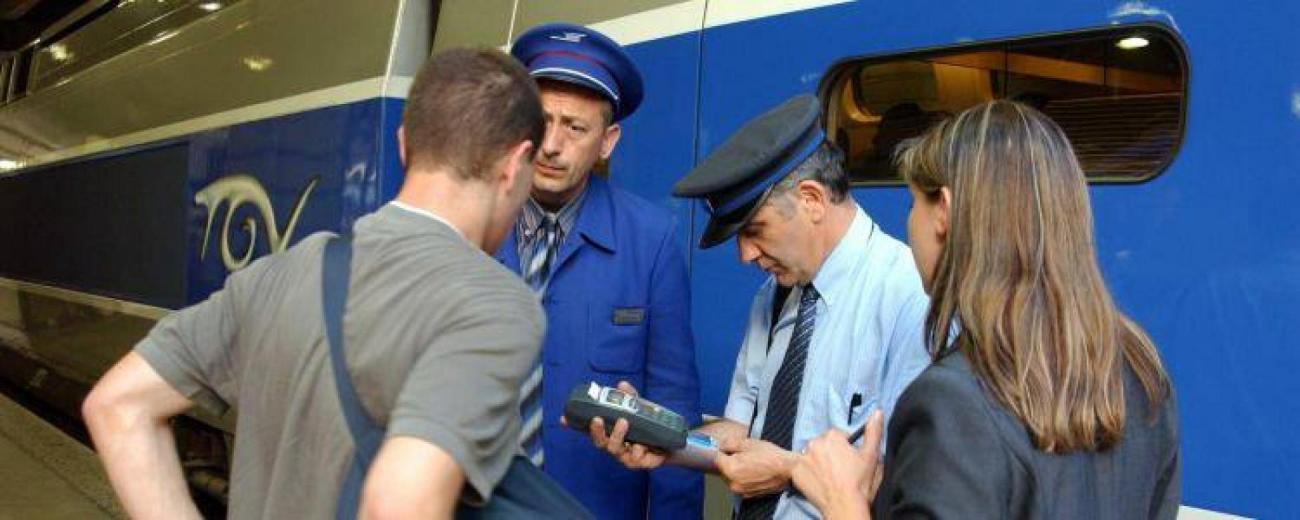 sncf-controleur-francesoir_field_image_de_base.jpg Des voyageurs se font contrôler.
