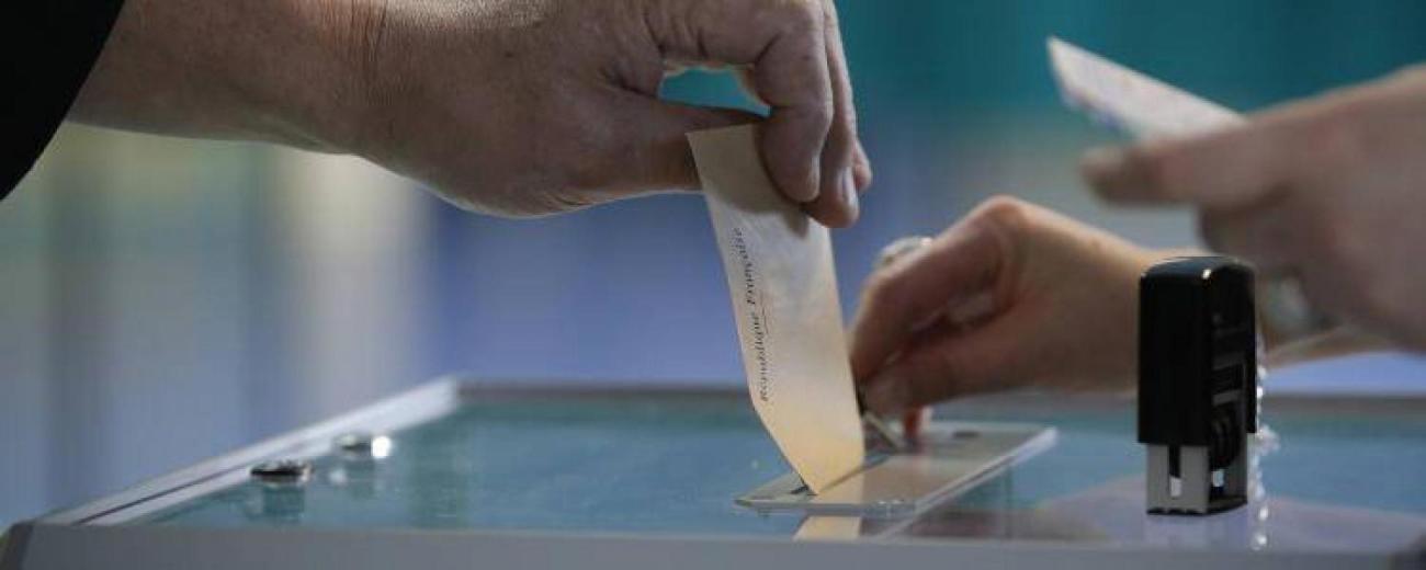 vote-bulletin-urne-illustration-francesoir_field_image_de_base.jpg Une urne.