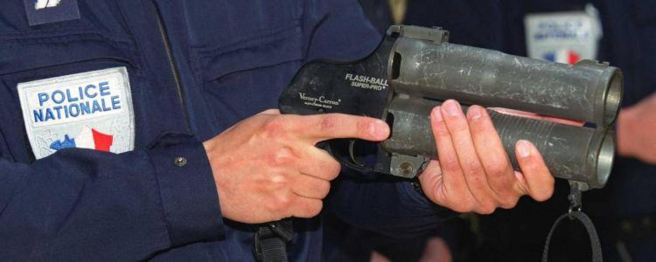 flash-ball-police-armes-francesoir_field_image_de_base.jpg Un Flash-Ball tenu par un policier.