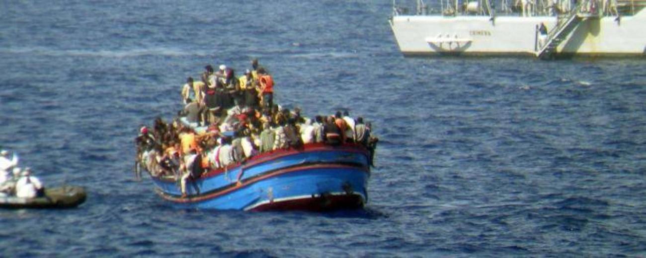mediterranee-migrants-francesoir_field_image_de_base.jpg Des migrants sur un bateau en méditerranée.