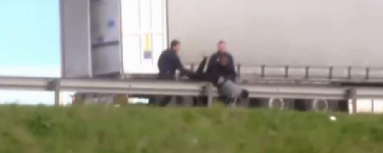 violences-policieres-migrants-calais-video-clandestins-police-crs-francesoir_field_image_de_base.png Image extraite de la vidéo.