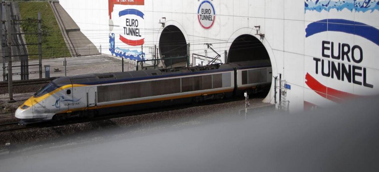 eurotunnel-manche-train-francesoir.jpg Un train sort du tunnel sous la Manche près de Calais.