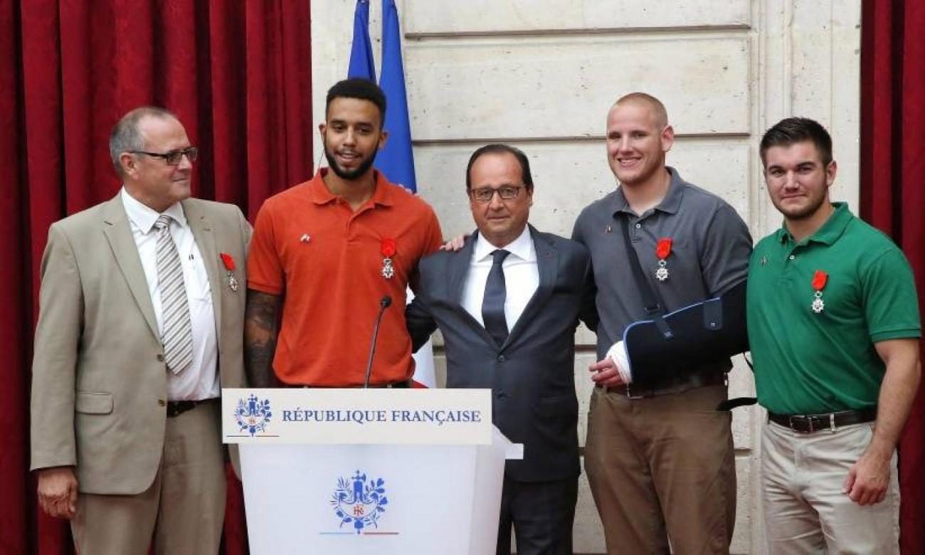francois-hollande-thalys-francesoir.jpg François Hollande et les quatre héros de Thalys.