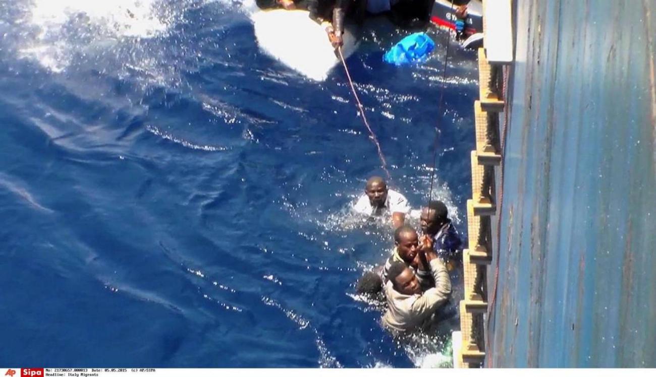 migrants-francesoir.jpg Des migrants lors d'une opération de sauvetage.