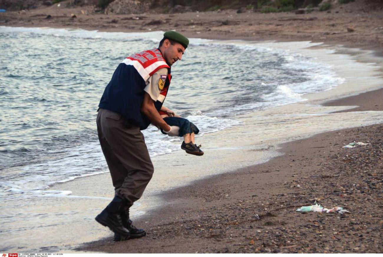 enfants-migrants-morts-turquie-syrie-francesoir.jpg Un policier récupère le corps d'un migrant syrien de trois ans en Turquie.