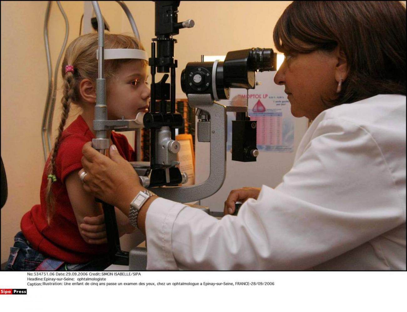 ophtalmologistes-medecins-consultations-francesoir.jpg Un enfant consulte un ophtalmologiste.