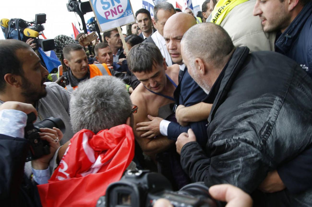 air-france-drh-agression-syndicats.jpg le DRH d'Air France molesté par des salariés le 5 octobre 2015.