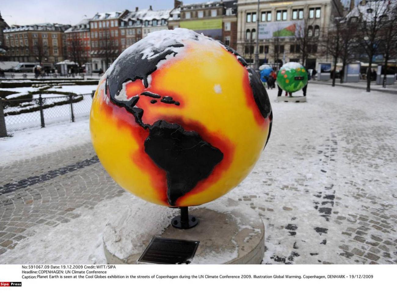 planete-rechauffement-francesoir.jpg Un globe terrestre montrant le réchauffement climatique.