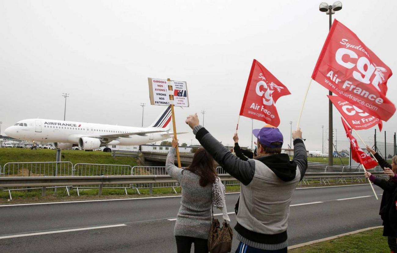 syndicats-air-france-francesoir.jpg Des syndicats manifestent contre la direction d'Air France.