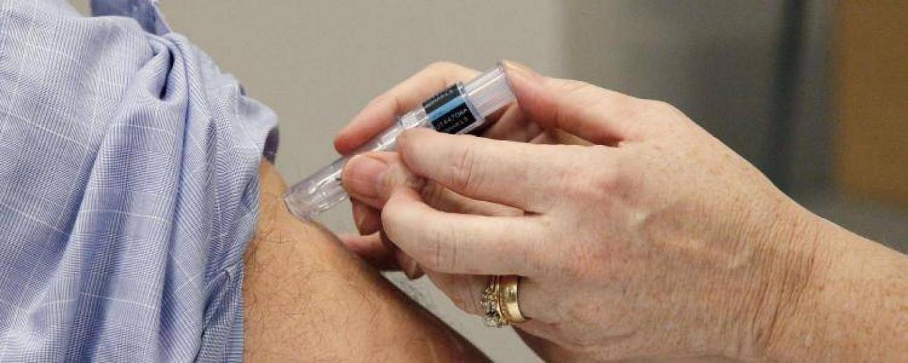 vaccin-grippe-francesoir_field_image_de_base.jpg Une personne se fait vacciner contre la grippe.