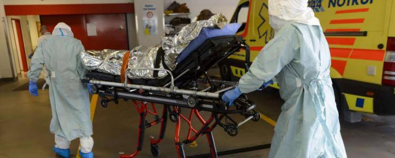 virus-ebola-malade-rpis-en-charge-francesoir_field_image_de_base.jpg Un malade pris en charge.