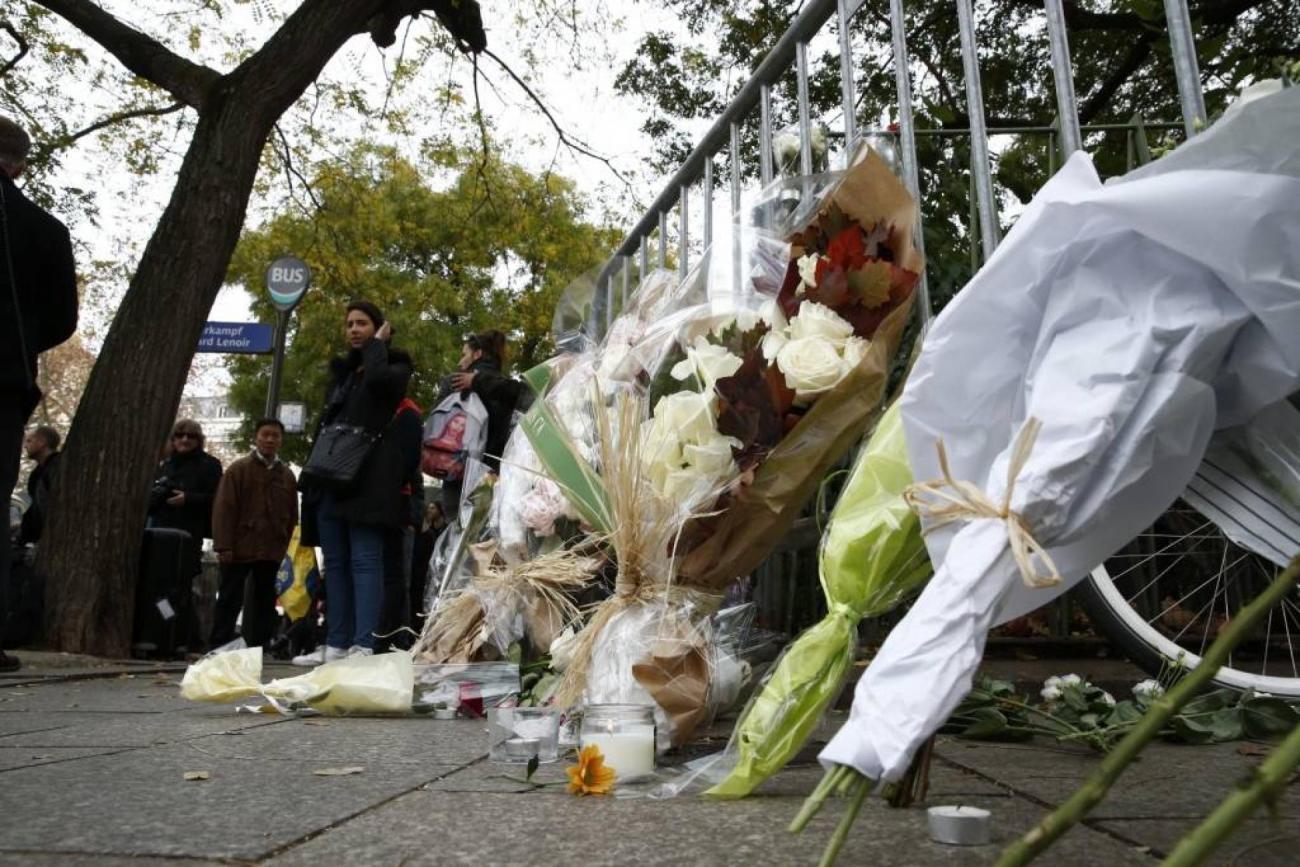 attentats-de-paris-fleurs-bataclan-francesoir.jpg Des fleurs ont été déposées devant le Bataclan qui a payé le plus lourd tribut lors des attentats de vendredi 13 à Paris.
