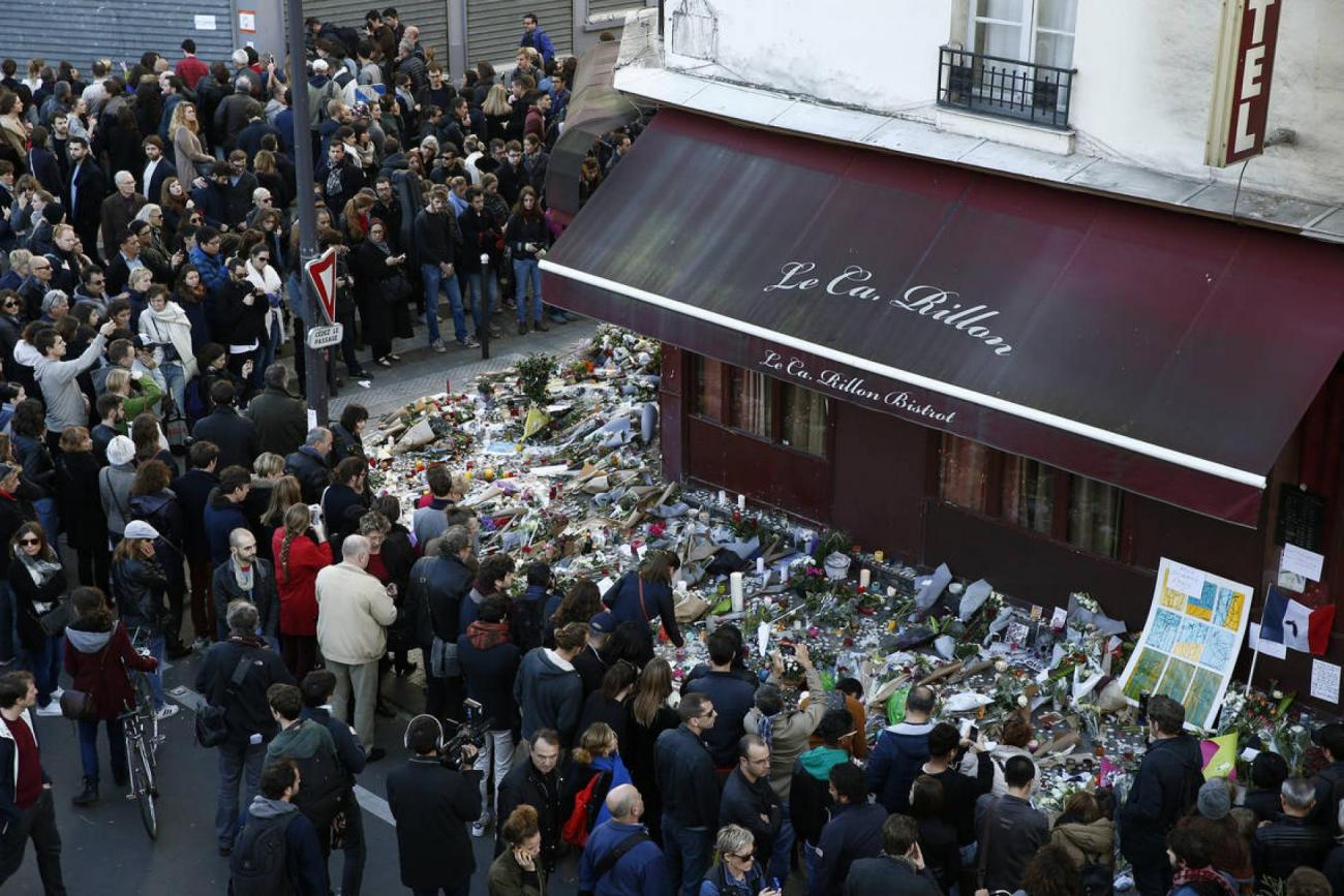 attentats-paris-carillon-hommage-francesoir.jpg Attentats Paris 13 nov 2015 Hommage Bar Carillon