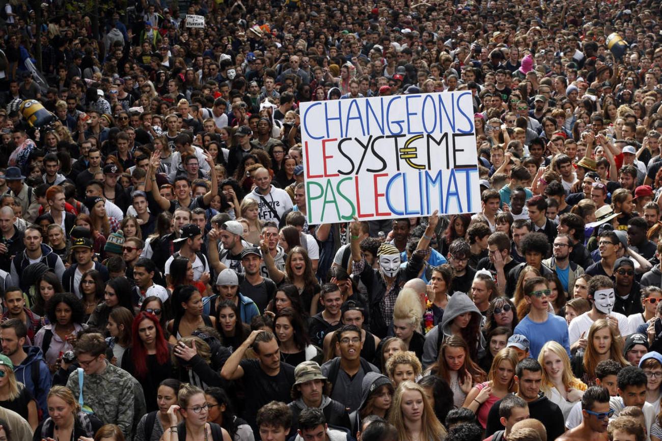 manifestations-climat-environement-ecologie-francesoir.jpg Un manifestant écologiste durant la techno-parade.
