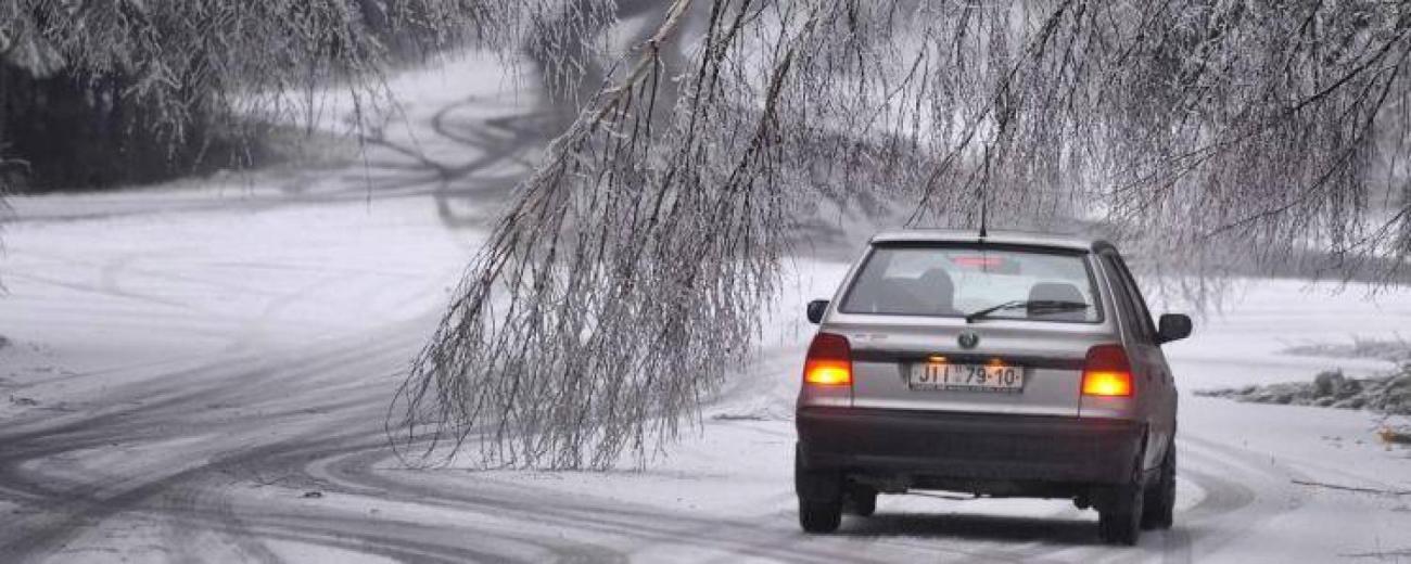 verglas-voiture-francesoir_field_image_de_base.jpg Une route verglacée.