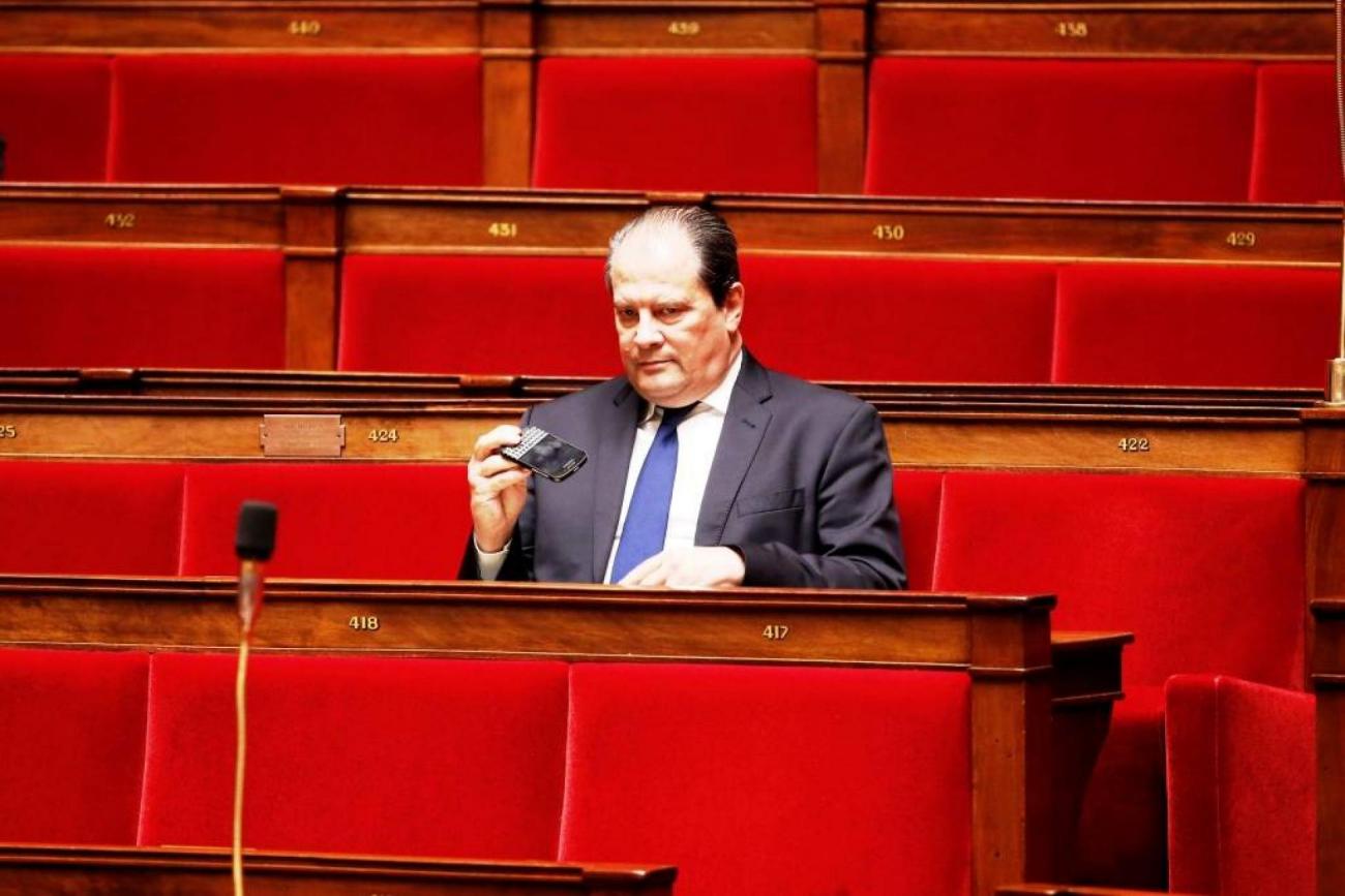 cambadelis-telephone-assemblee-nationale-francesoir.jpg Cambadélis à l'Assemblée nationale.