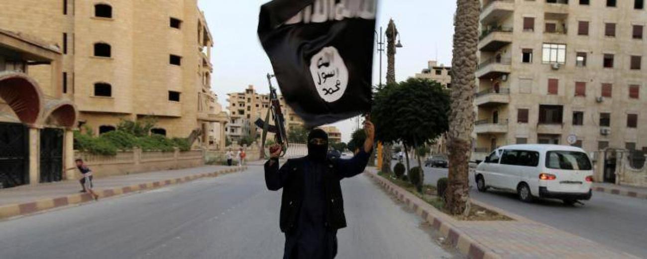 etat-islamique-francesoir_field_image_de_base.jpg Un membre du groupe Etat islamique à Raqqa, le 29 juin 2014.