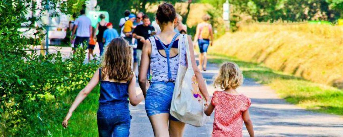 maman-enfants-francesoir_field_image_de_base.jpg Une mère et ses deux enfants.