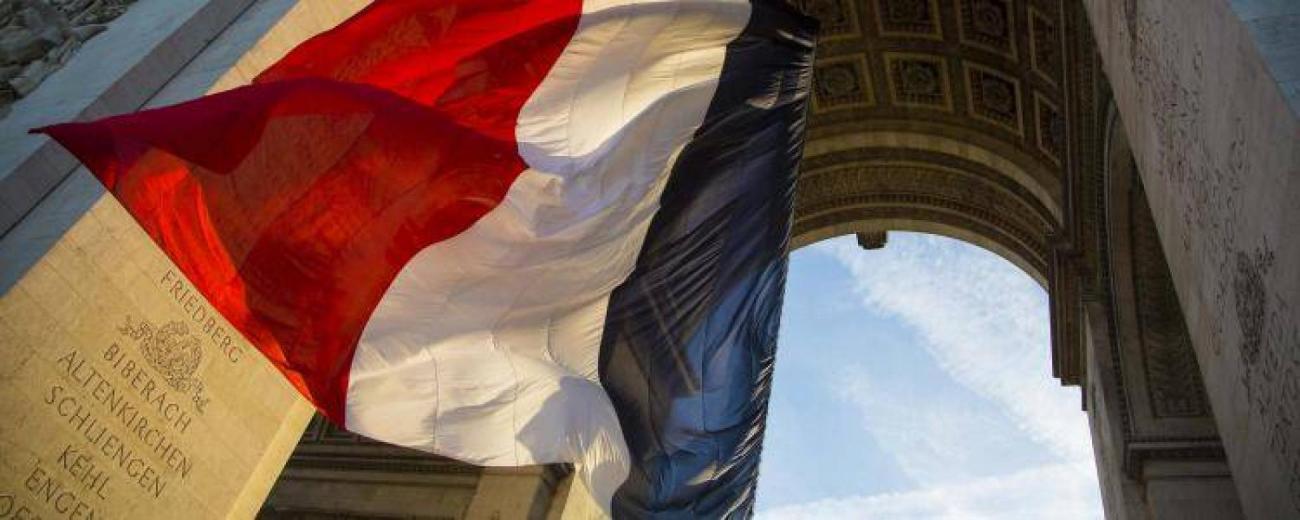 premiere-guerre-mondiale-commemoration-francesoir_field_image_de_base.jpg Le drapeau français flotte sous l'Arc de triomphe le 11 novembre 2013.