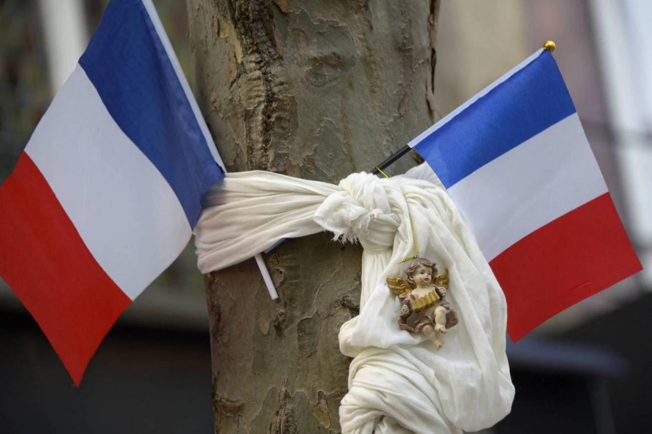 attentats-paris-morts-hommage-national-victime-invalides-francois-hollande-drapeaux-tricolore-francais-francesoir.jpg Hommage aux victimes des attentats.
