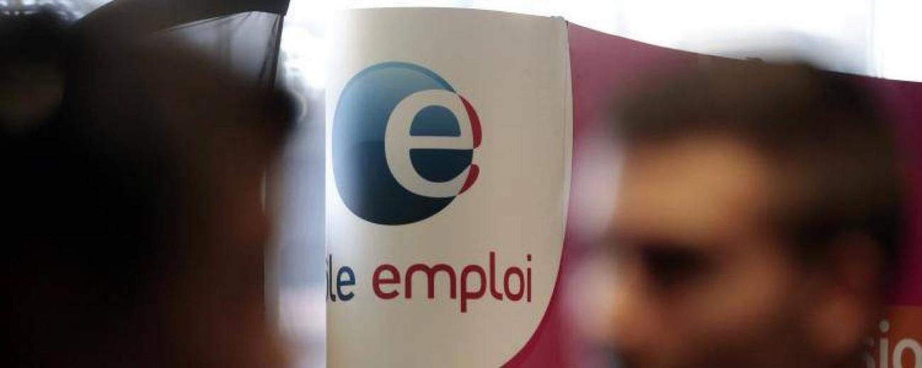 pole-emploi-chomage-travail-francesoir_field_image_de_base.jpg Des personnes dans les locaux de Pôle emploi.