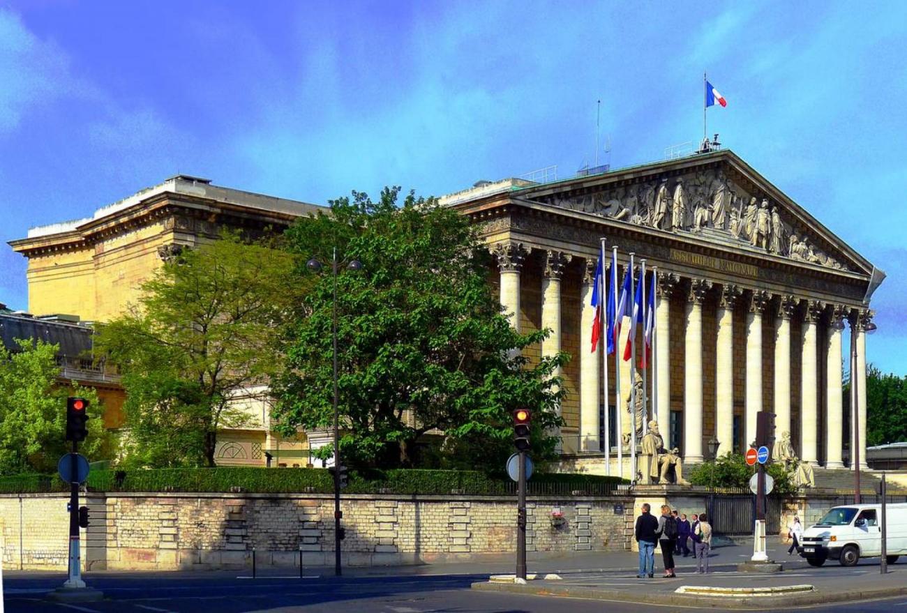 assemblee-nationale-facade-vue-de-cote-francesoir.jpg L'Assemblée nationale.