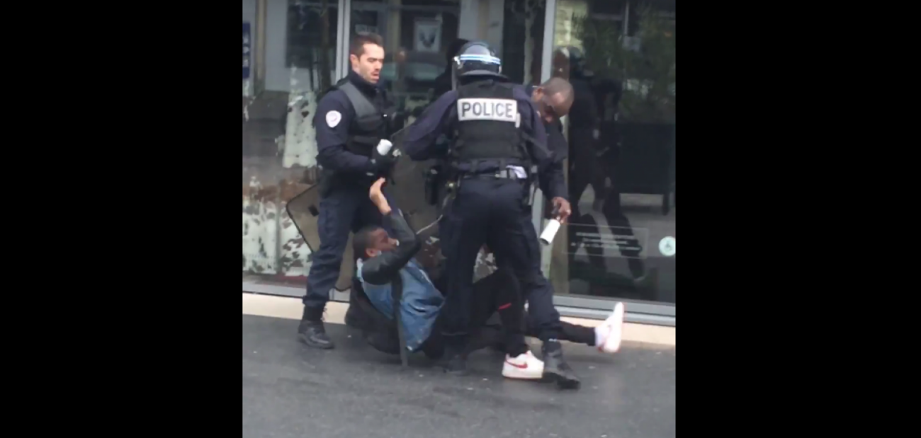 jeunes-frppe-policier-video-buzz-scandale-violences-policieres-loi-travail-manifestations-francesoir.png Le policier frappant le jeune homme.