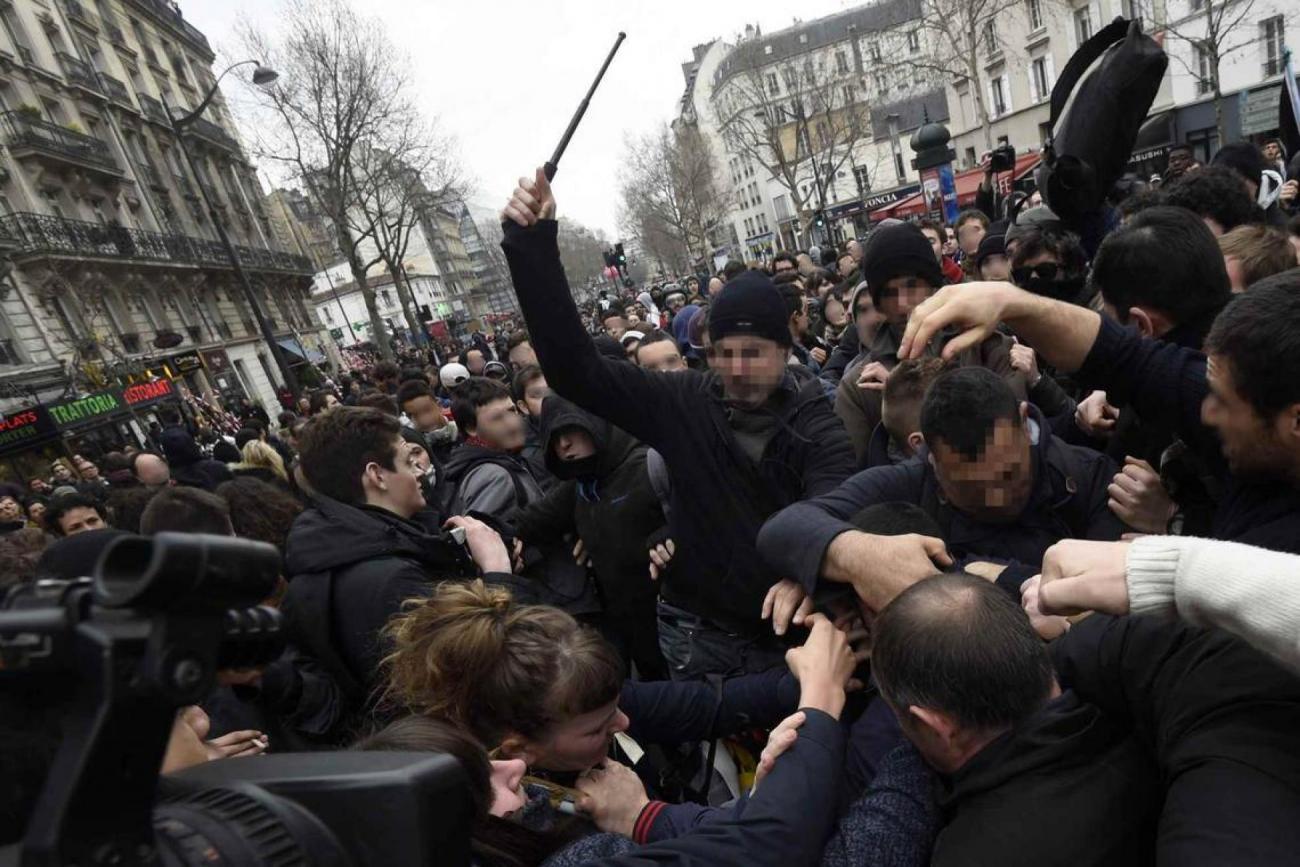 loi-travail-violences-policieres-police-civil-manifestations-jeunes-blesses-francesoir.jpg Des heurts pendant une manifestation contre la loi Travail.