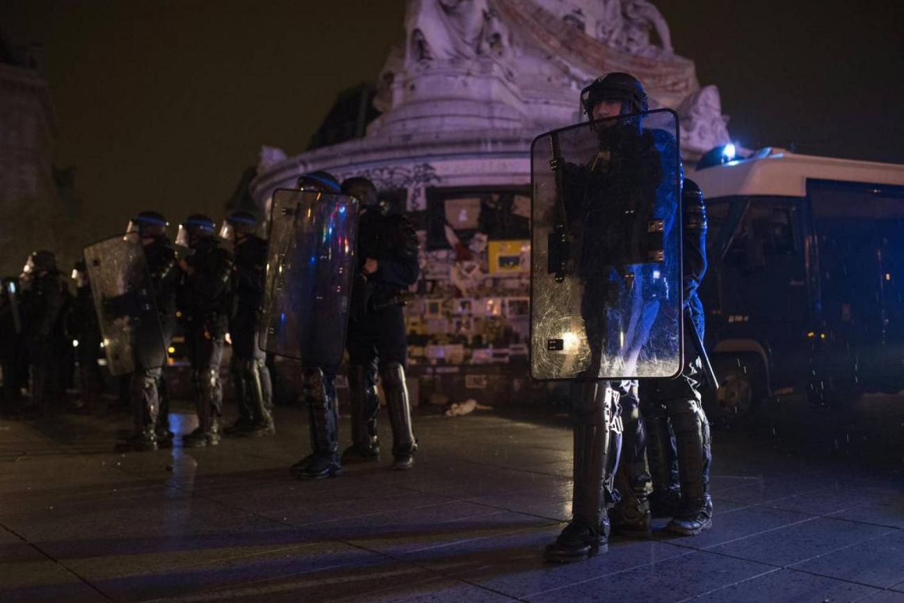 crs-nuit-debout-place-republique-francesoir_0.jpg Des CRS place de la République dans la nuit du 22 au 23 avril.