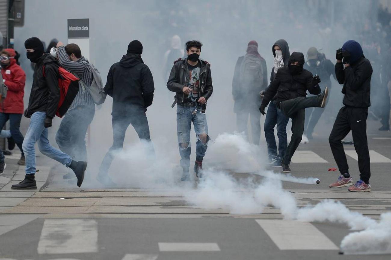 manifestations-loi-travail-casseurs-violences-francesoir.jpg Des manifestants contre la loi Travail visés par des grenades lacrymogènes