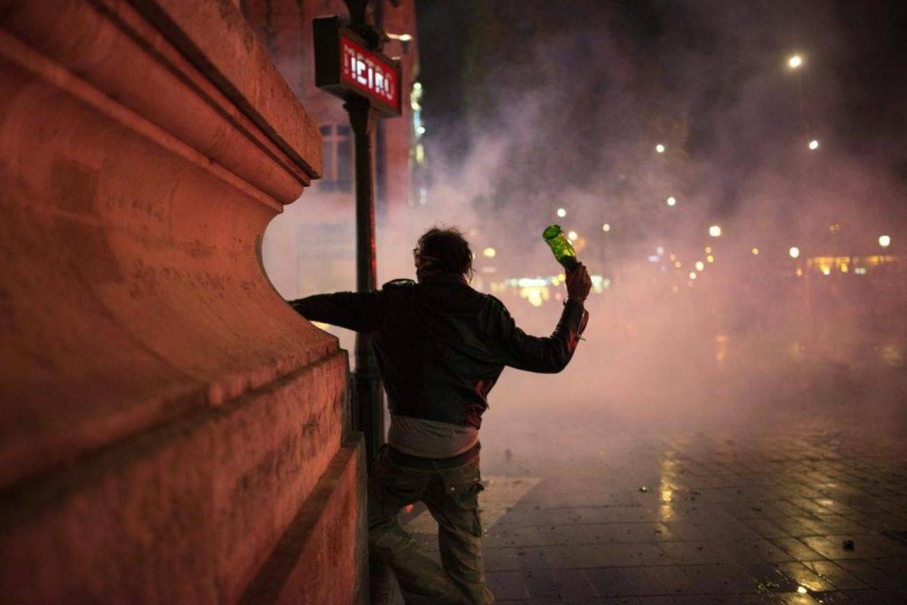 nuit-debout-francesoir_0.jpg Un manifestant avec une bouteille à la main.
