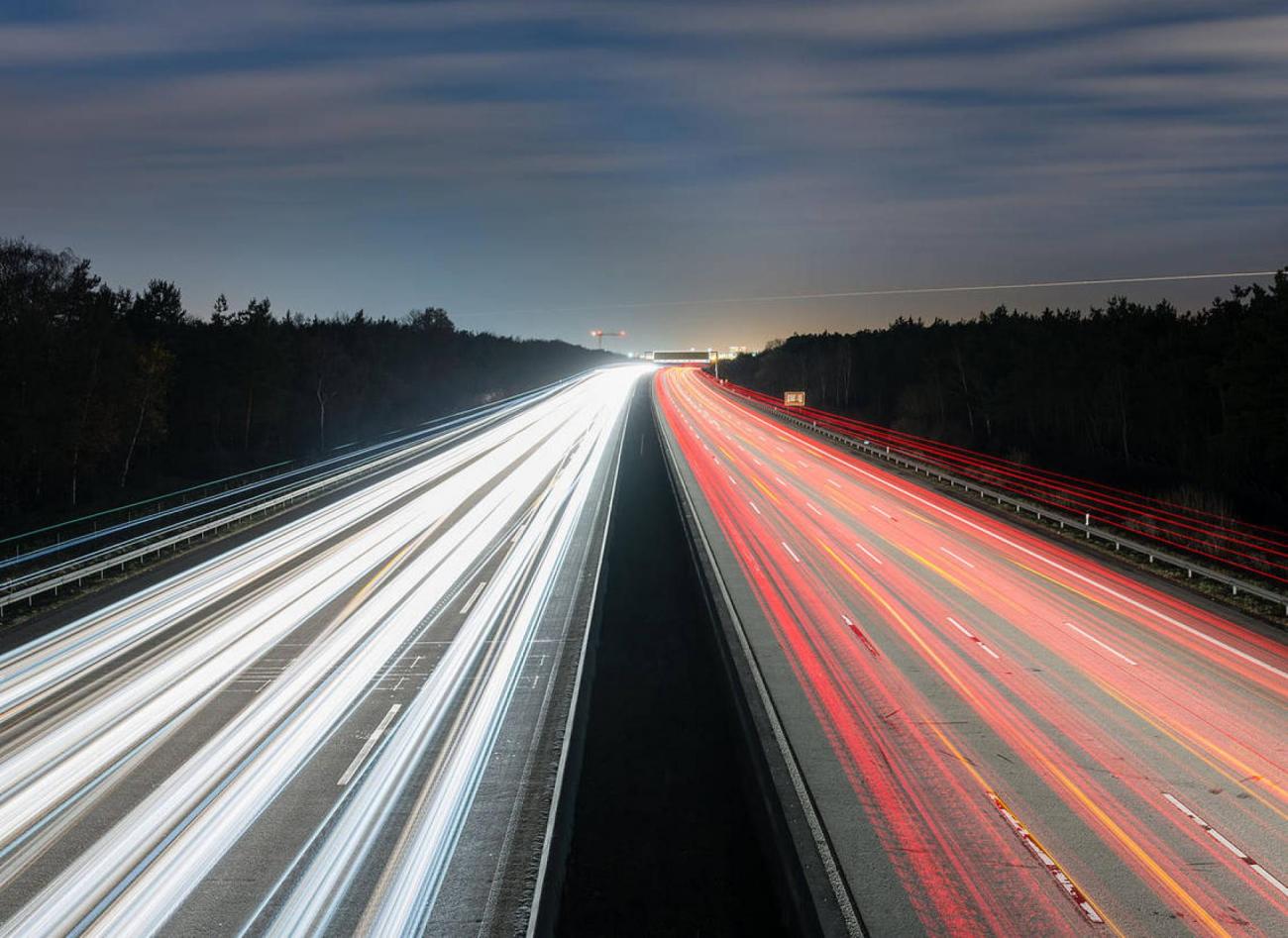 pourquoi-roule-droite-gauche-anglais-francais-voitures-automobiles-francesoir.jpg Sur une autoroute, la nuit.