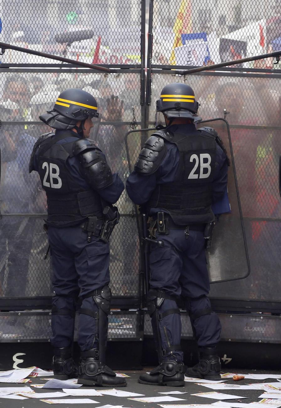 crs-manifestations-grillages-francesoir.jpg Des CRS lors d'une manifestation.
