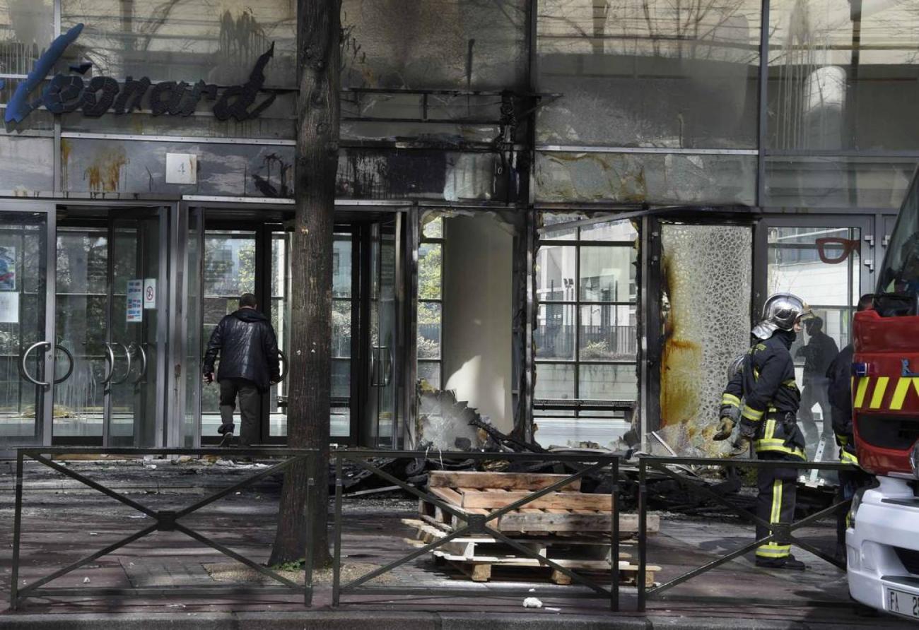 degradations-lycee-francesoir.jpg Le hall d'un lycée incendié.